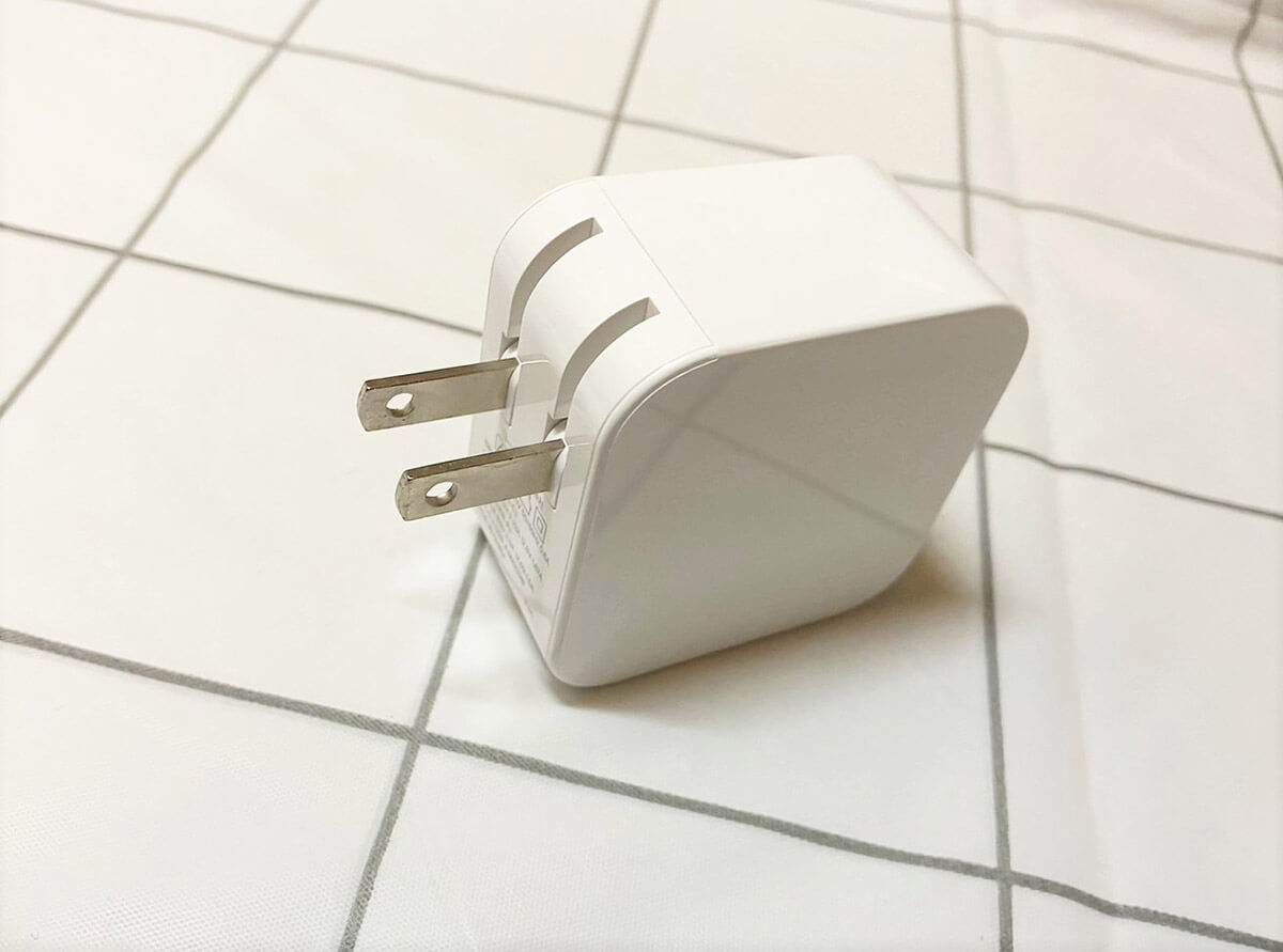 スリコ「急速充電対応ACアダプター」コンセント部分